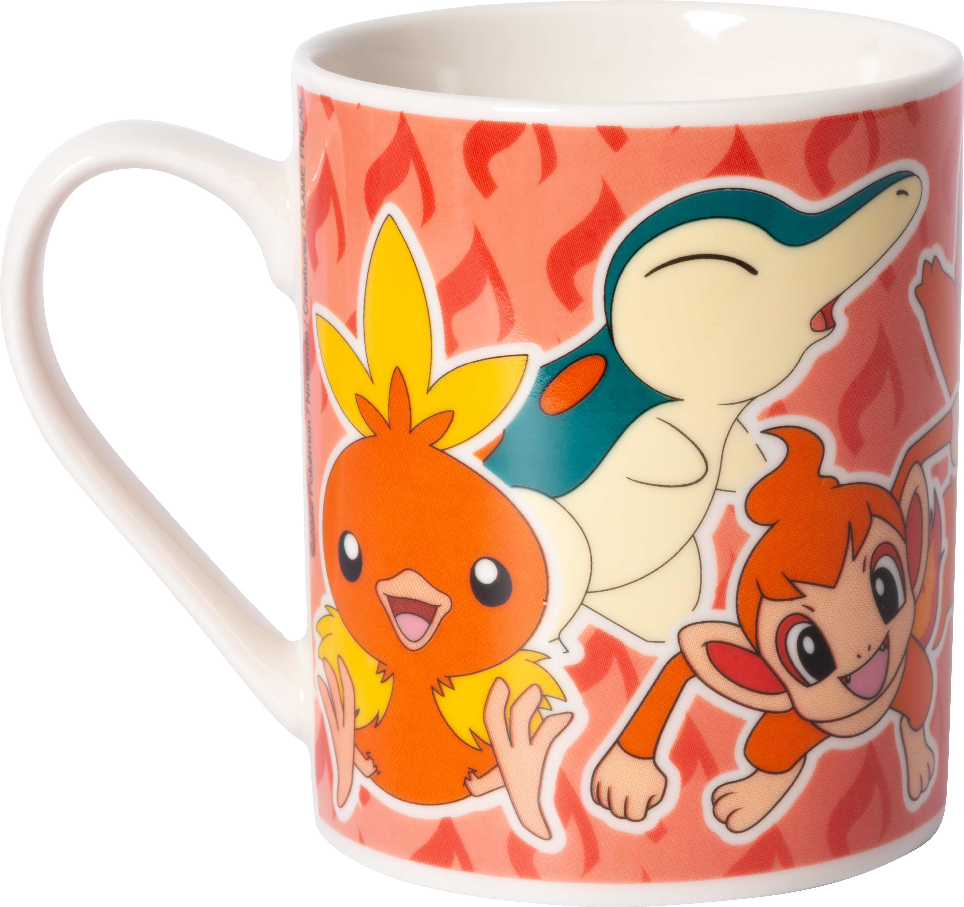 Una tazza con tre personaggi Pokémon: Torchic, Cyndaquil e Chimchar, con uno sfondo rosso.