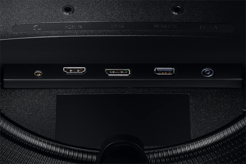 Close-up van monitorpoorten, waaronder HDMI, DP, USB en audio. Zwarte achtergrond.