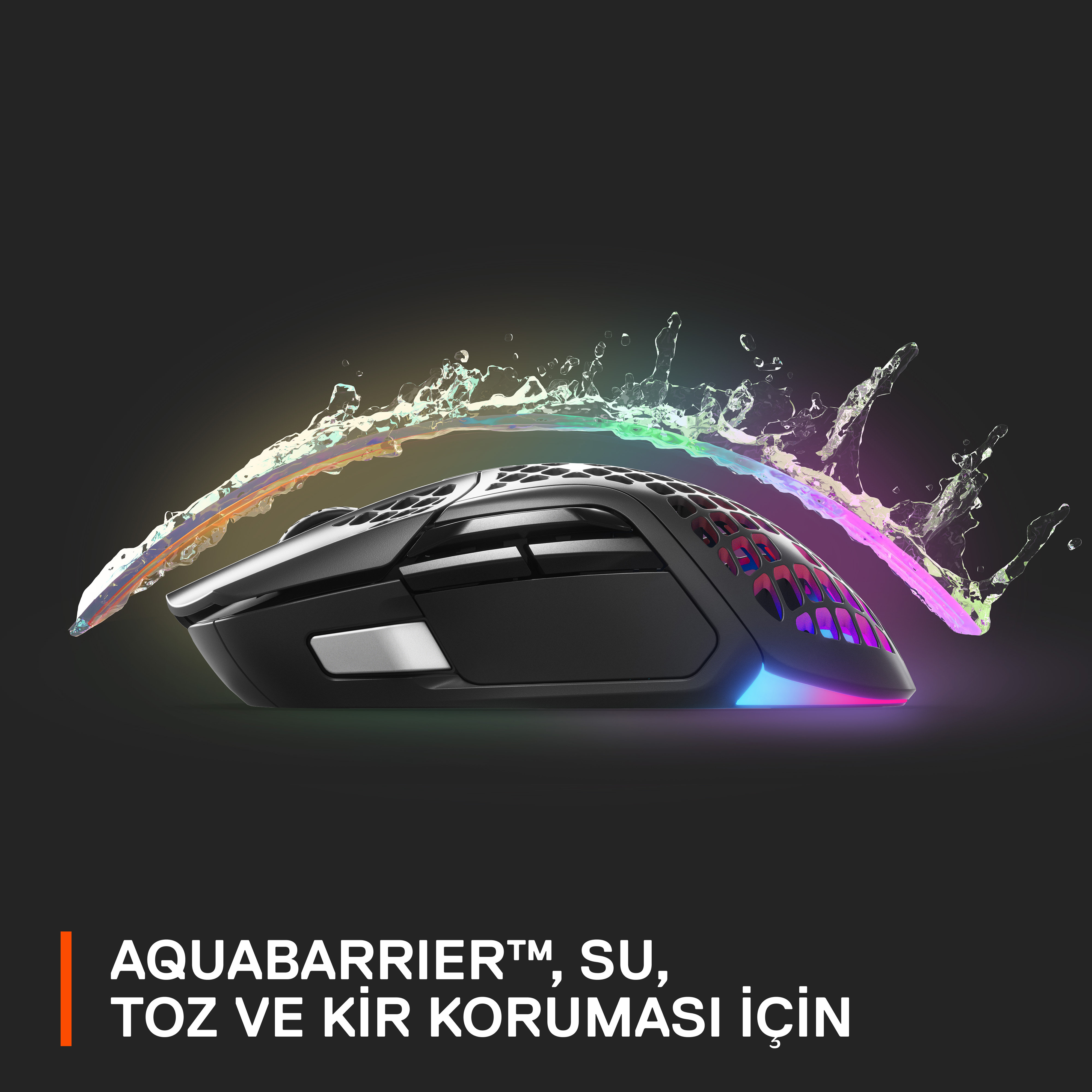 Renkli aydınlatmalı, su sıçramaları etrafında, karanlık arka planlı siyah oyun faresi.