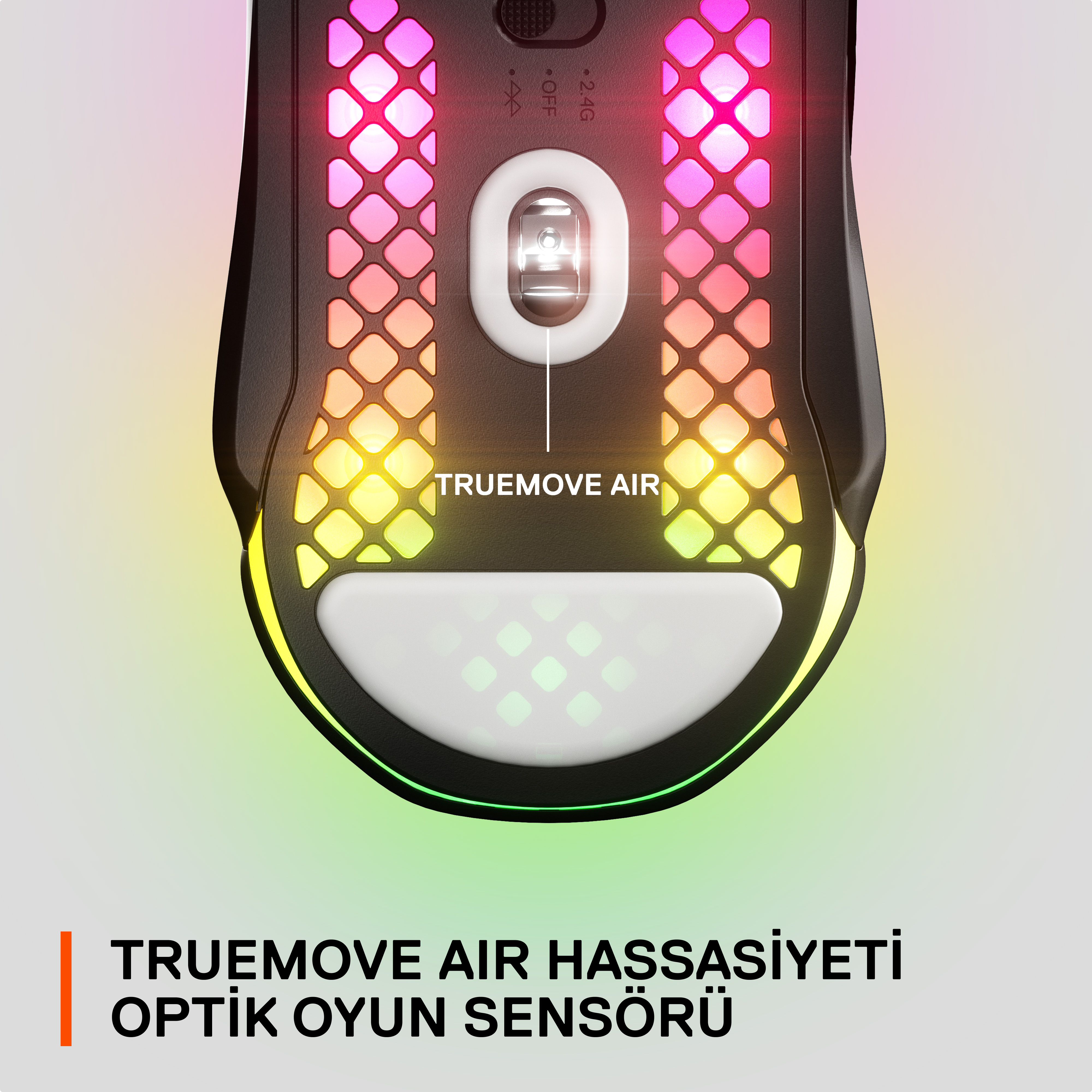 Aydınlatmalı iç mekana sahip siyah bir oyun faresinin yakın çekimi. "TRUEMOVE AIR" yazısı görünür.