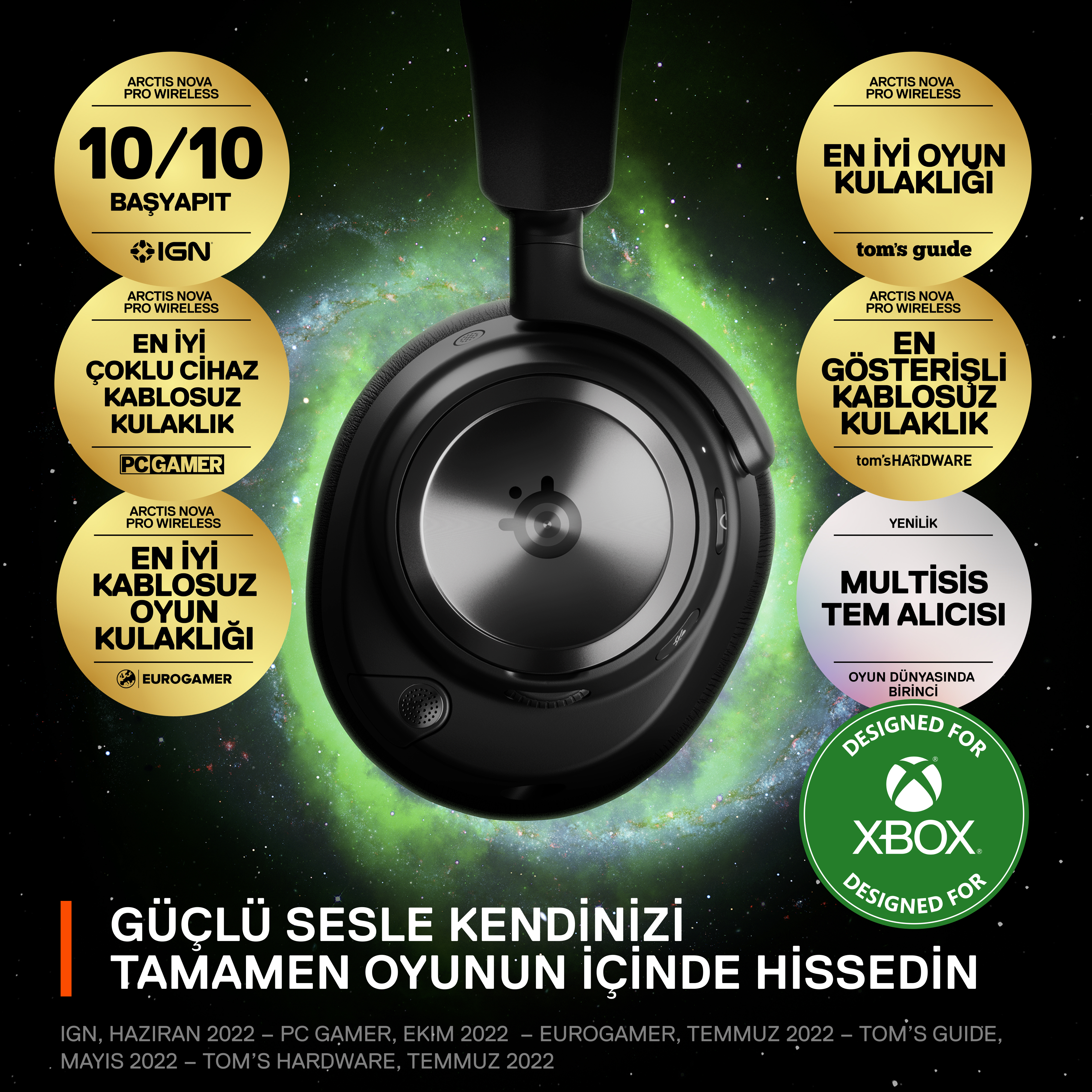 Yeşil ve mor arka planda birden fazla logoya sahip siyah ve gümüş kulaklık.