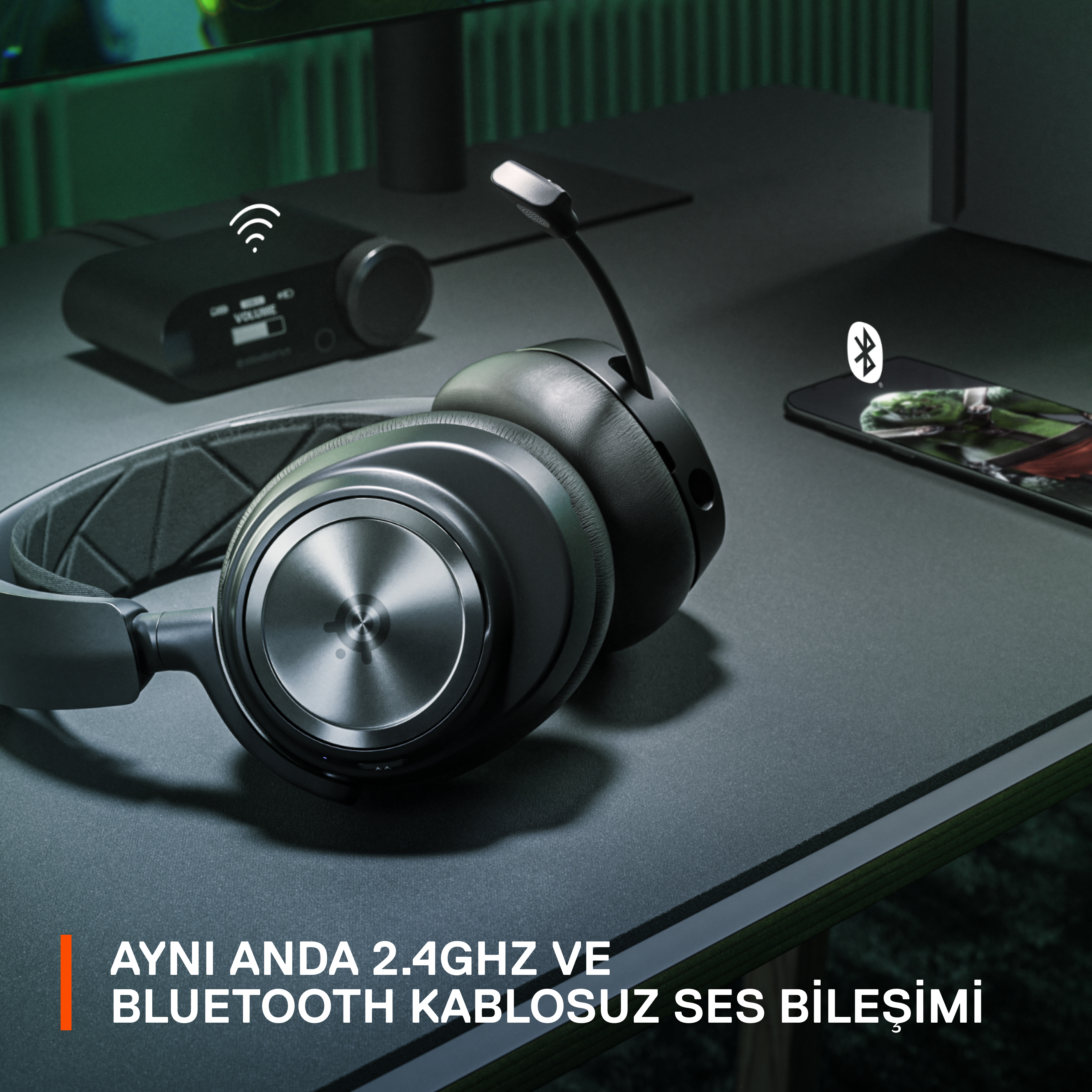 Mikrofonlu siyah oyun kulaklığı ve bir masada Bluetooth sembolü.
