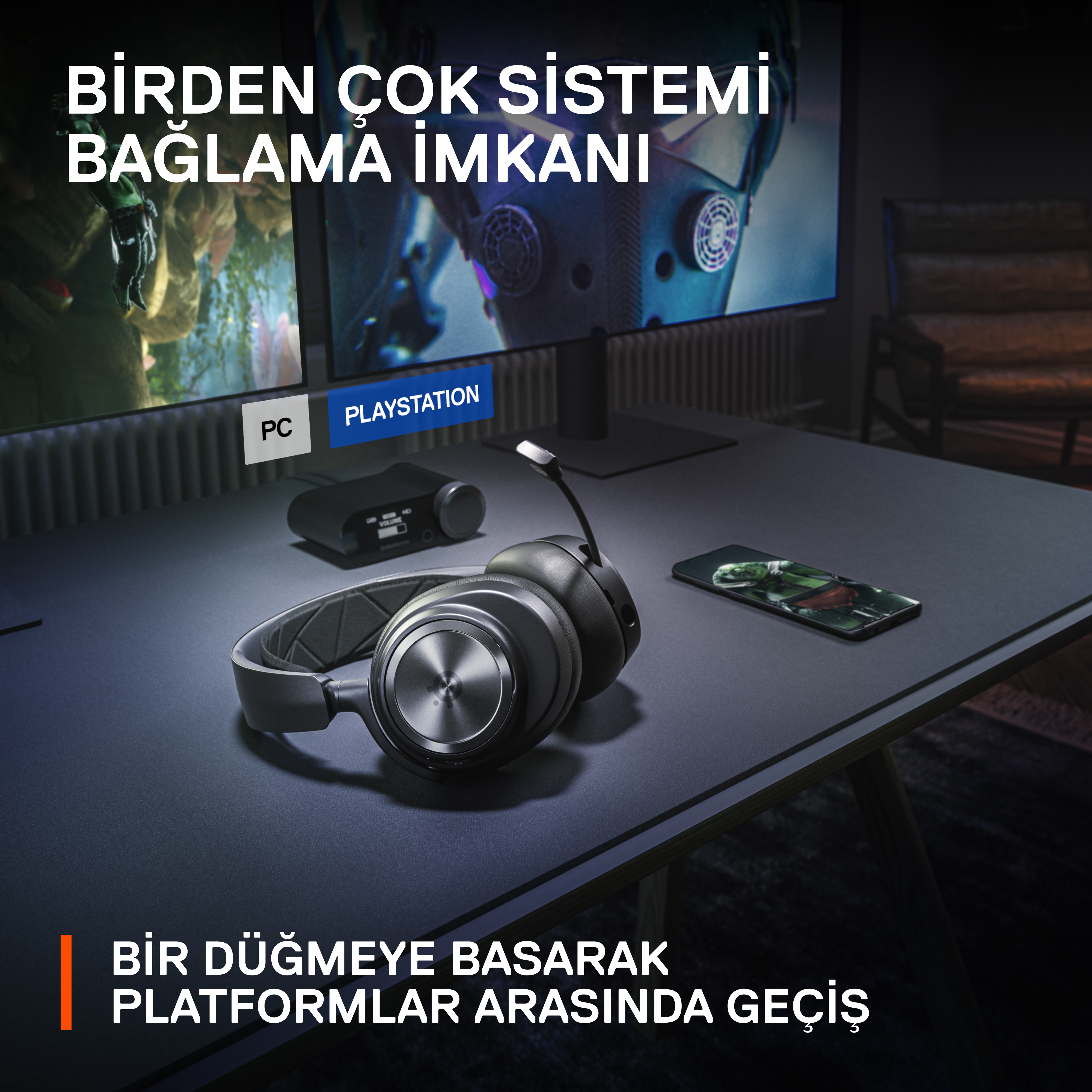 Beyaz arka plan üzerinde siyah bir mouse pad, köşede logo ile.