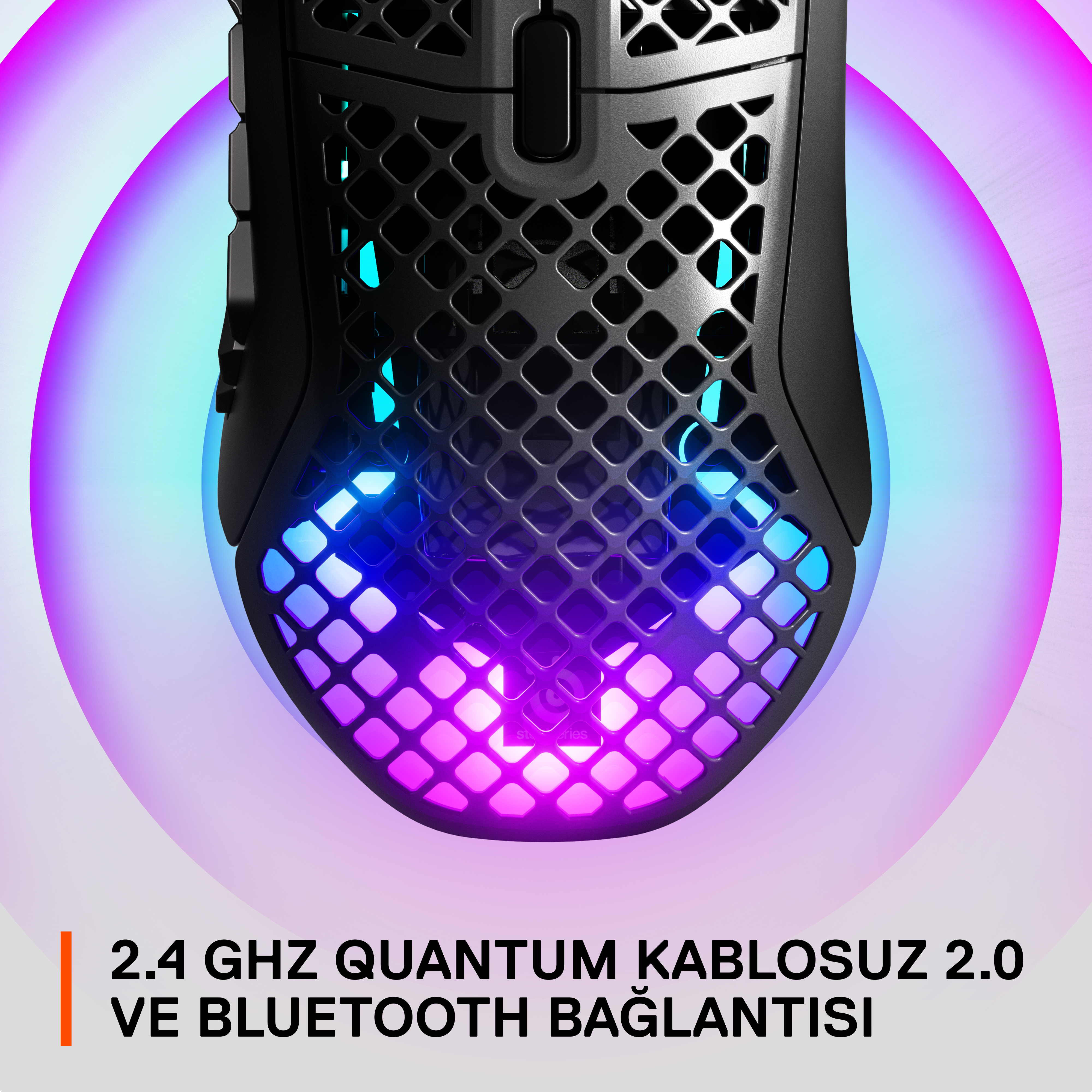 Petek tasarımına ve renkli aydınlatmaya sahip siyah bir oyun faresi. 2,4 GHz kablosuz bağlantıya sahip.