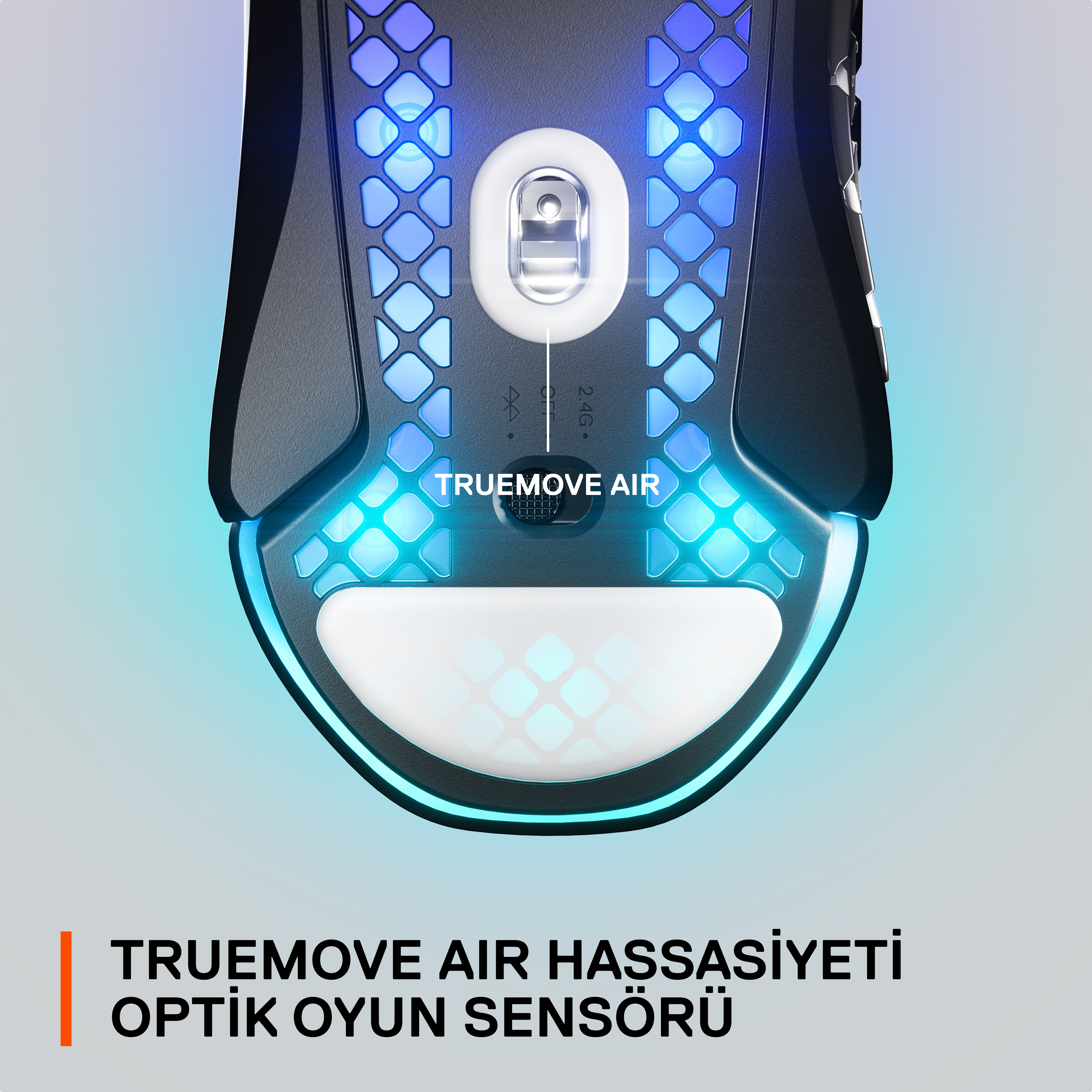 Mavi ışıklı petek desenli siyah oyun faresi. Marka adı görünüyor.