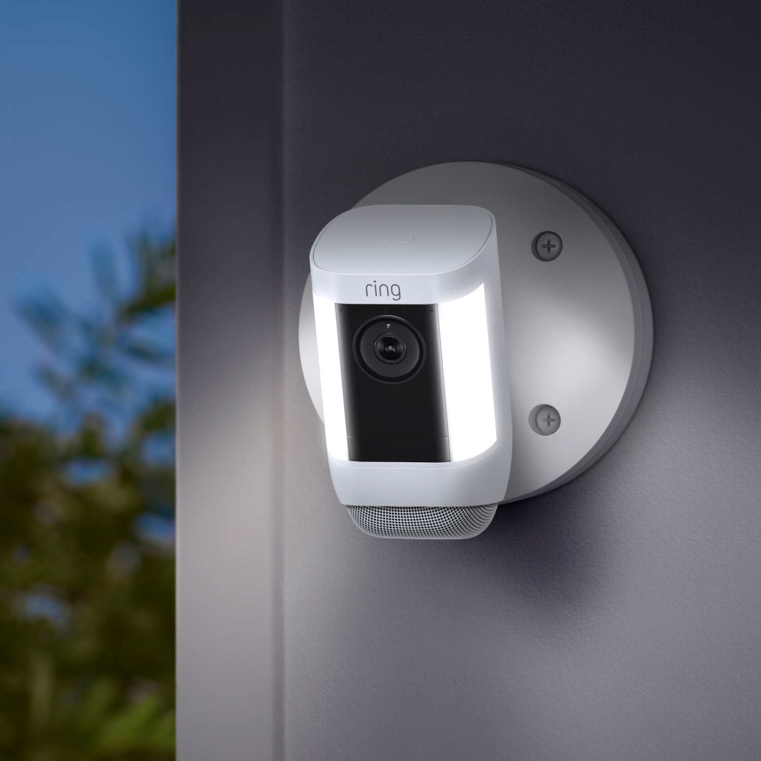 Une caméra de sécurité Ring avec des lumières montées sur un mur.