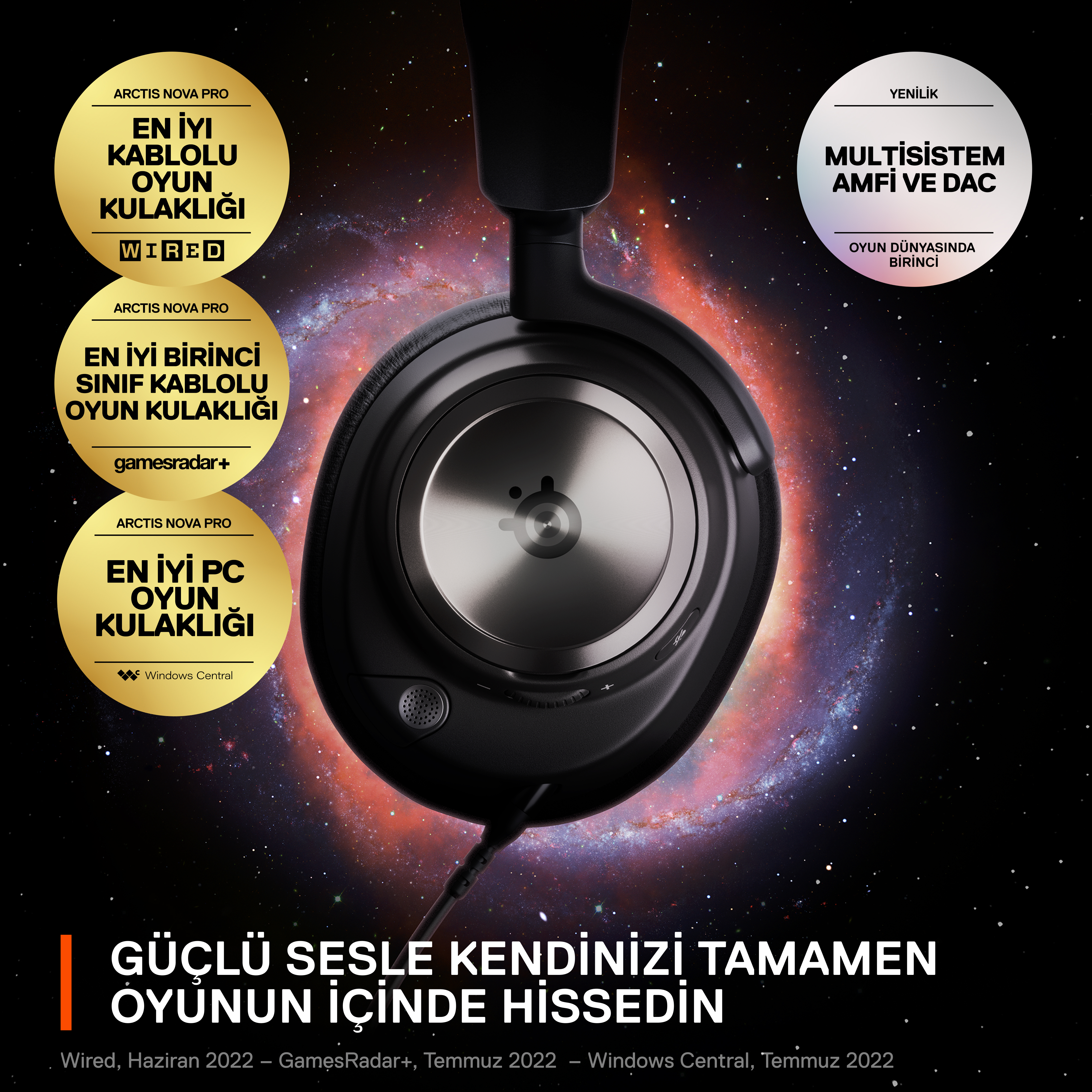 Siyah ve gümüş oyun kulaklığı, üç rozet ile.