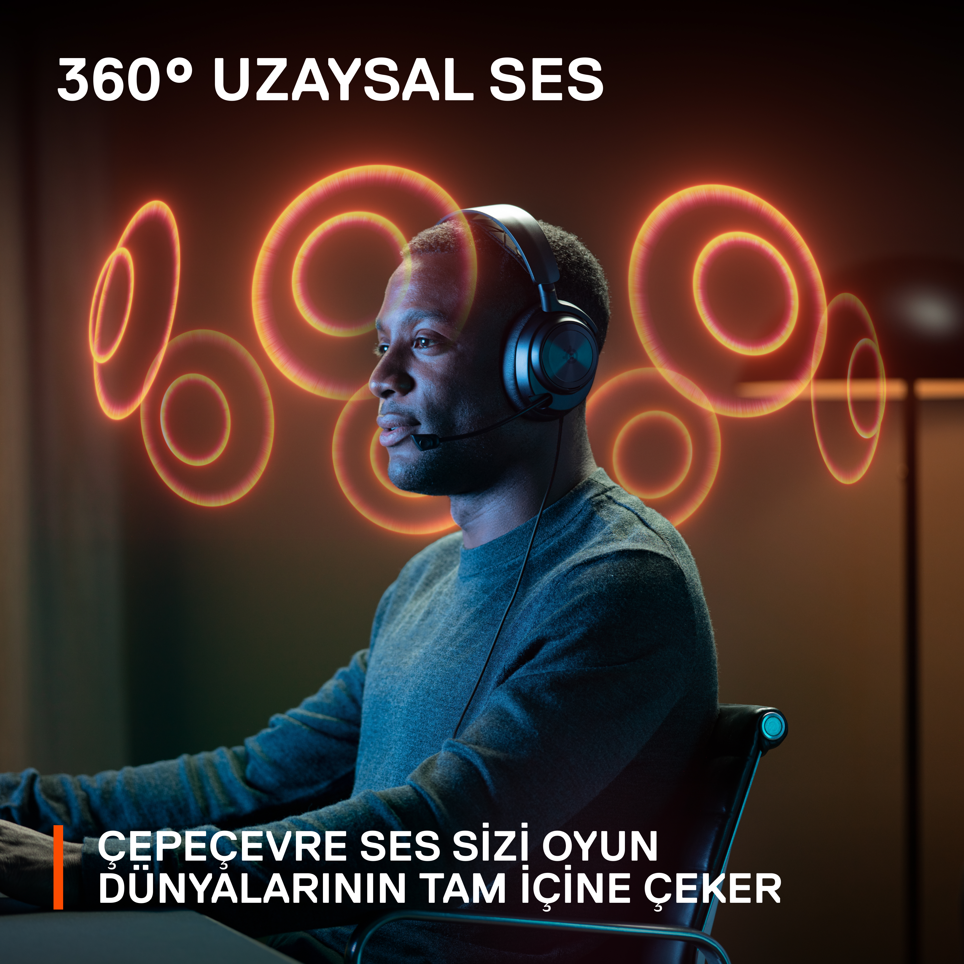 360° ses görselleştirmesi ile kulaklık takan, oyun oynayan adam.