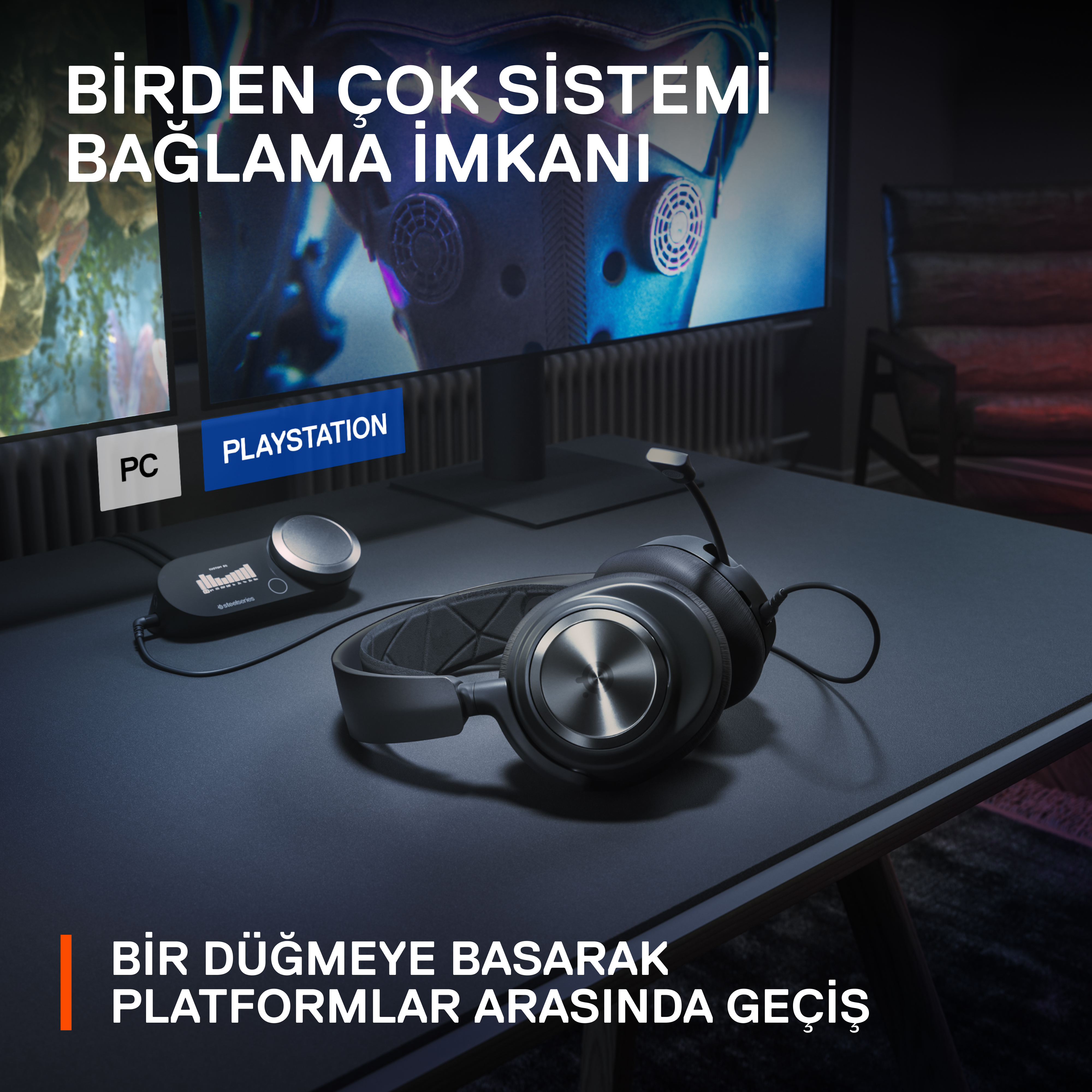 Siyah kulaklık masada. Ekran bir oyun gösteriyor. PC ve Playstation etiketleri.
