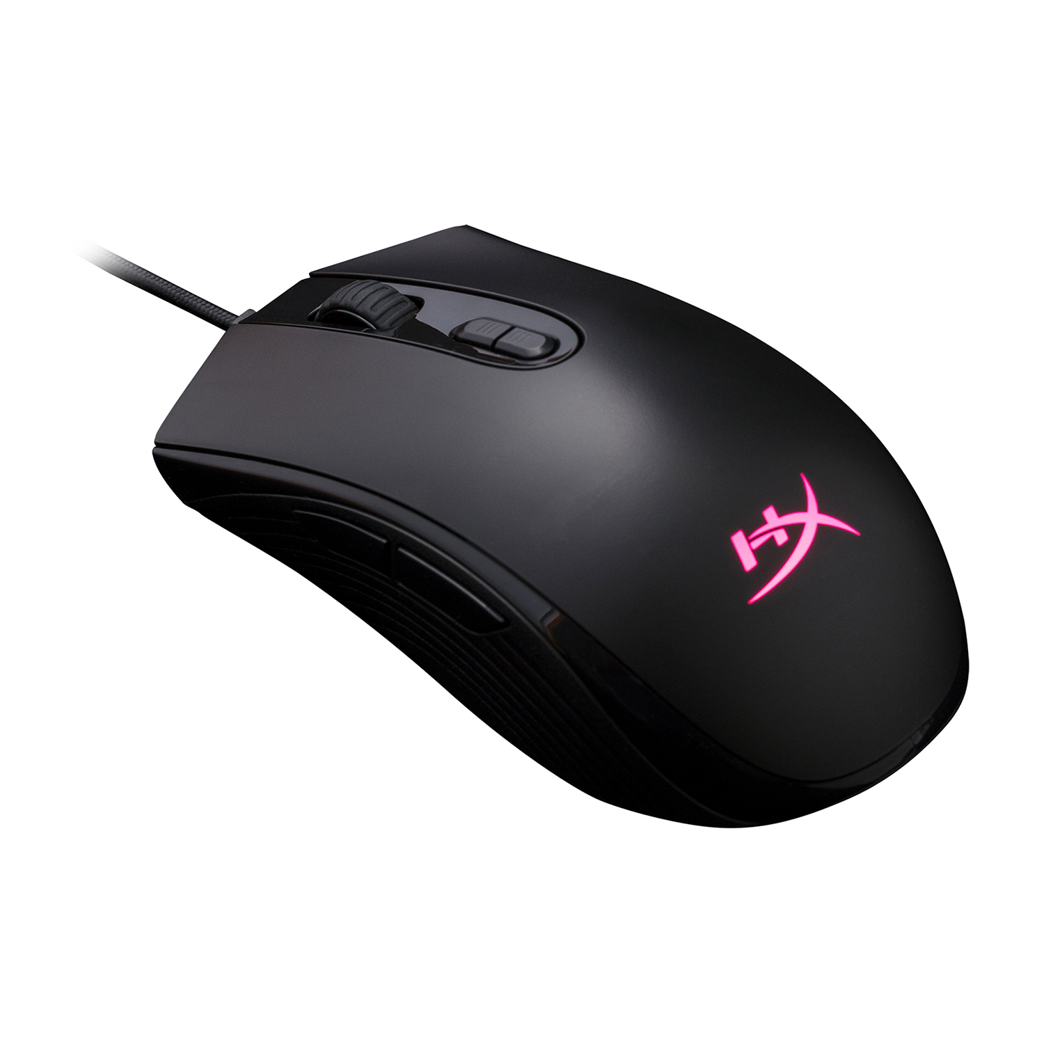 Mouse da gioco HyperX nero con logo rosa, vista angolata. Dotato di rotella e pulsanti su superficie nera.