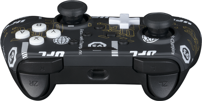 Fekete játékkontroller. Fekete gombok, fehér D-pad, két joystick.