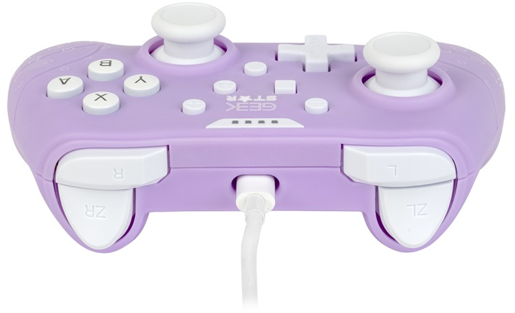 Lila Geek Star vezérlő fehér gombokkal és bedugott USB kábellel.
