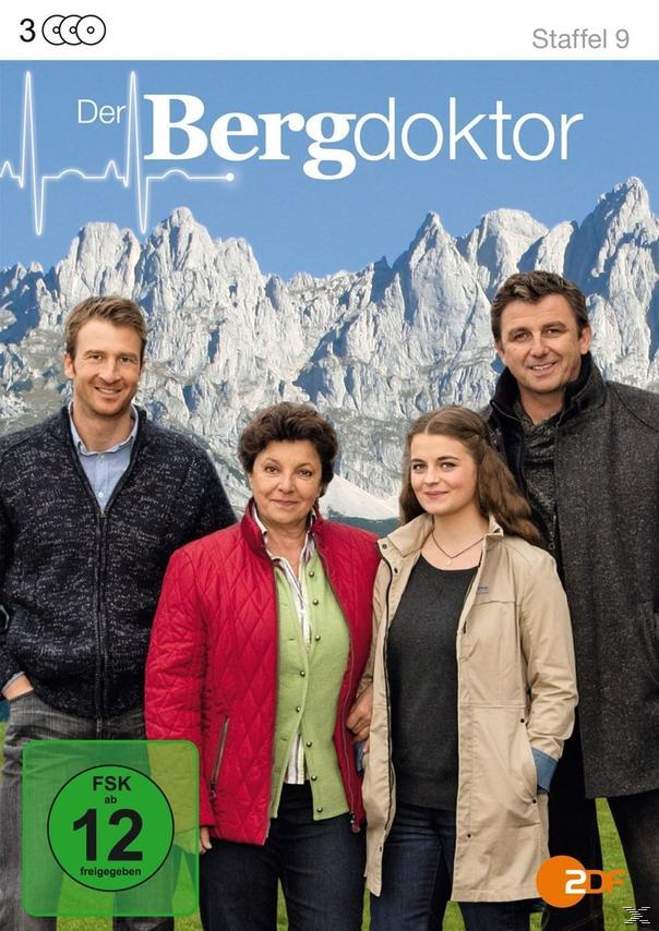 Vier lächelnde Personen auf einem DVD-Cover; Hintergrund ist eine Berglandschaft.