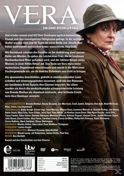 DVD-Cover: Frau in Mantel und Hut, mit deutschem Text über die TV-Serie Vera.