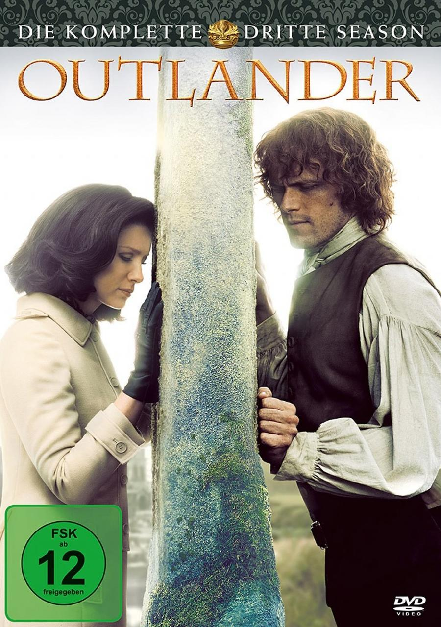 DVD-Cover für Outlander Staffel 3. Zwei Personen stehen in der Nähe eines Steingebäudes. Text oben.