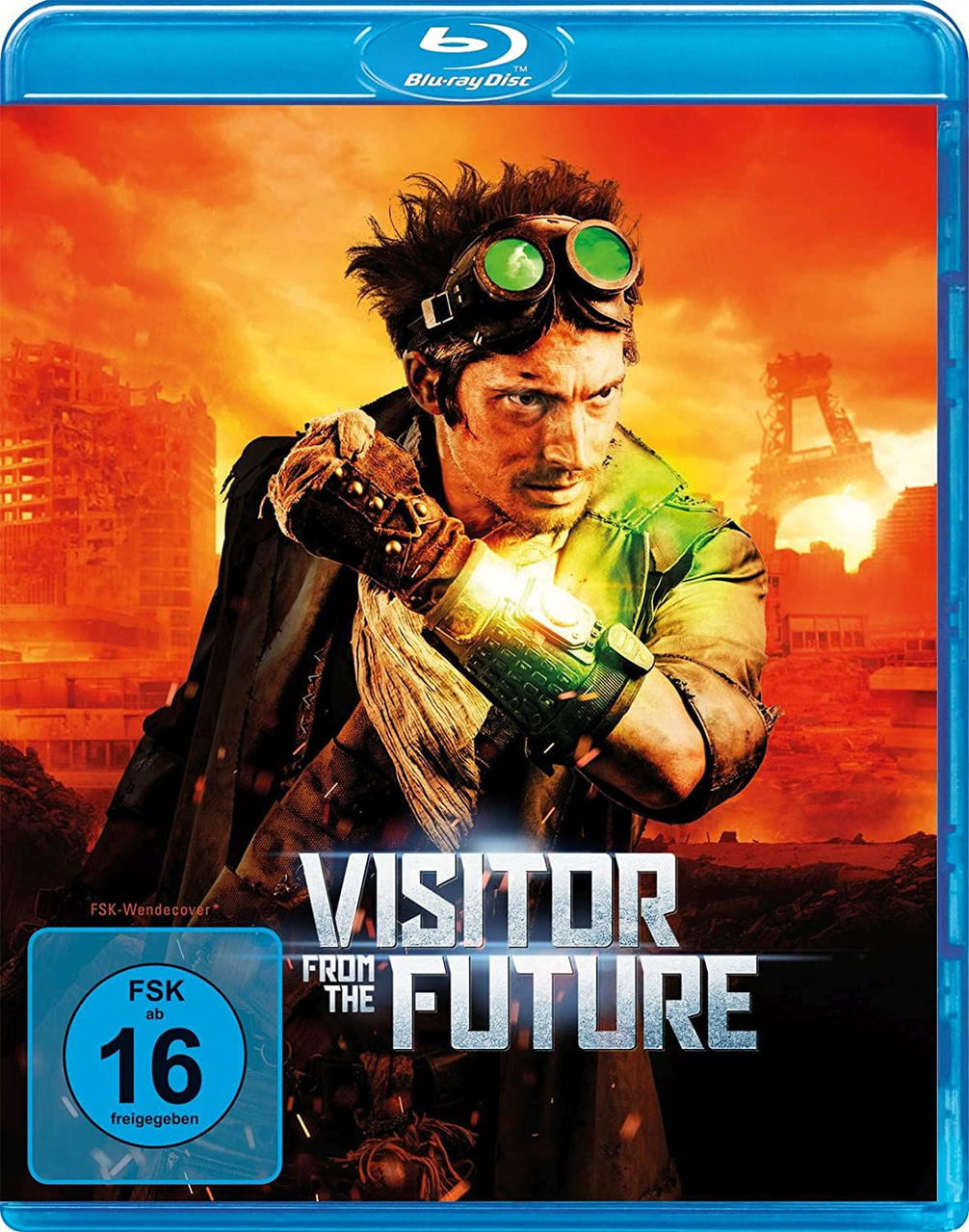 Filmcover 'Besucher aus der Zukunft'. Ein Mann mit Brille steht vor orangem Hintergrund.