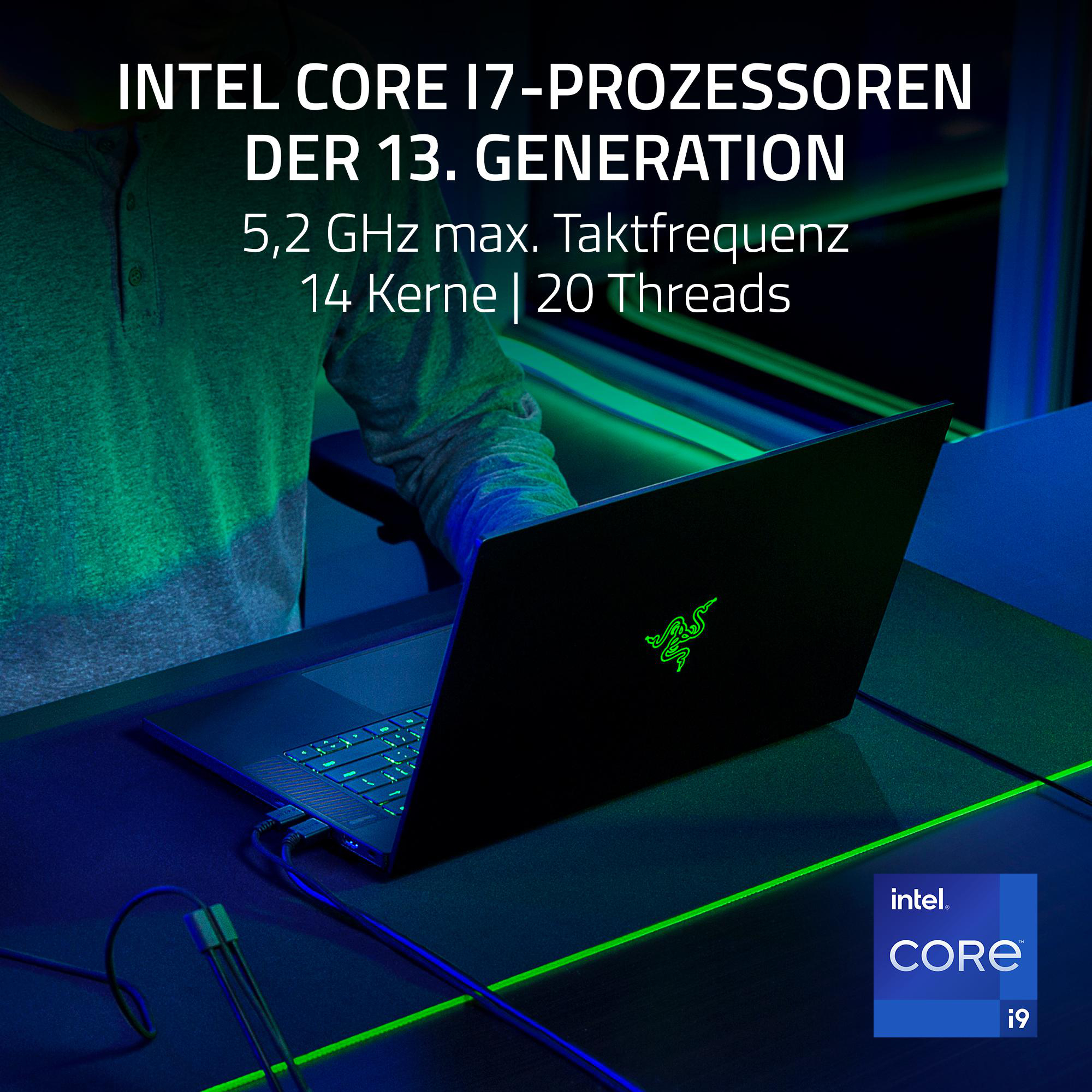 Eine Person benutzt einen schwarzen Laptop. Der Bildschirm ist geöffnet und zeigt eine leuchtende Tastatur. Der Hintergrund ist dunkel mit grünen Akzenten.