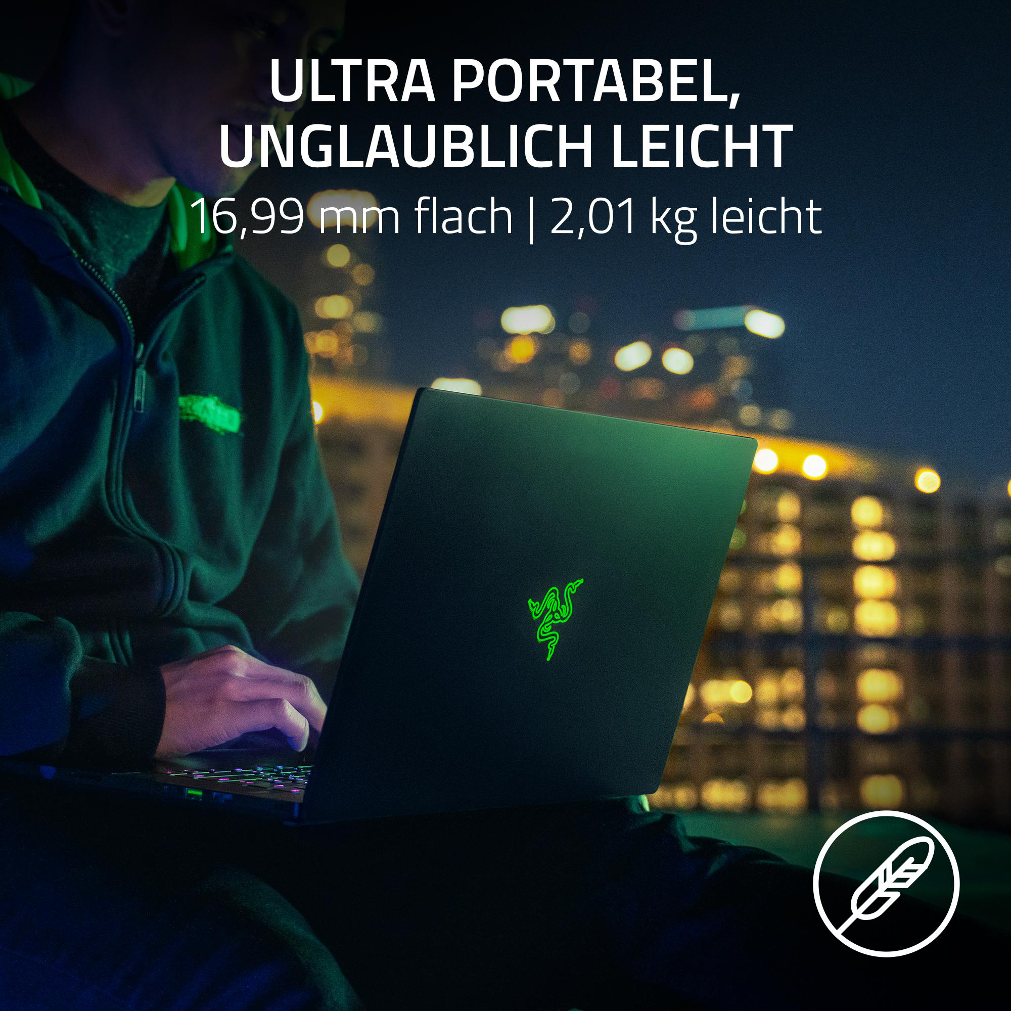 Eine Person hält einen schwarzen Laptop mit grünem Logo. Text: Ultraportabel, unglaublich leicht. Hintergrund: Stadtlichter.