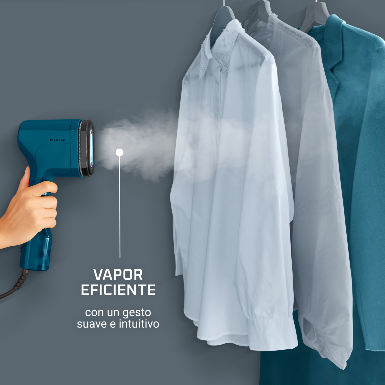 Una persona que usa un vaporizador de mano para planchar la ropa.