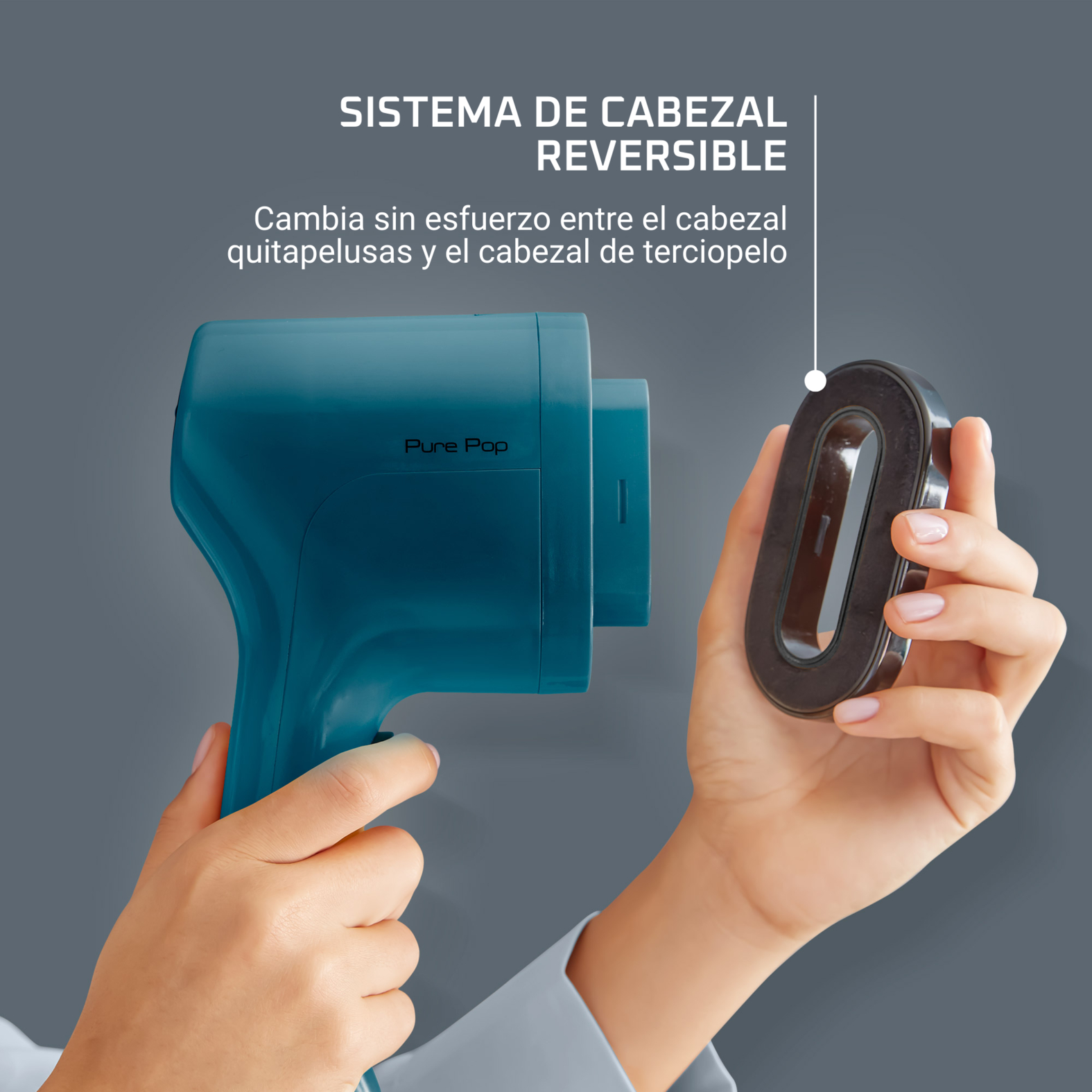 Secador de pelo turquesa y cabezal desmontable sostenidos por manos, sobre fondo gris.