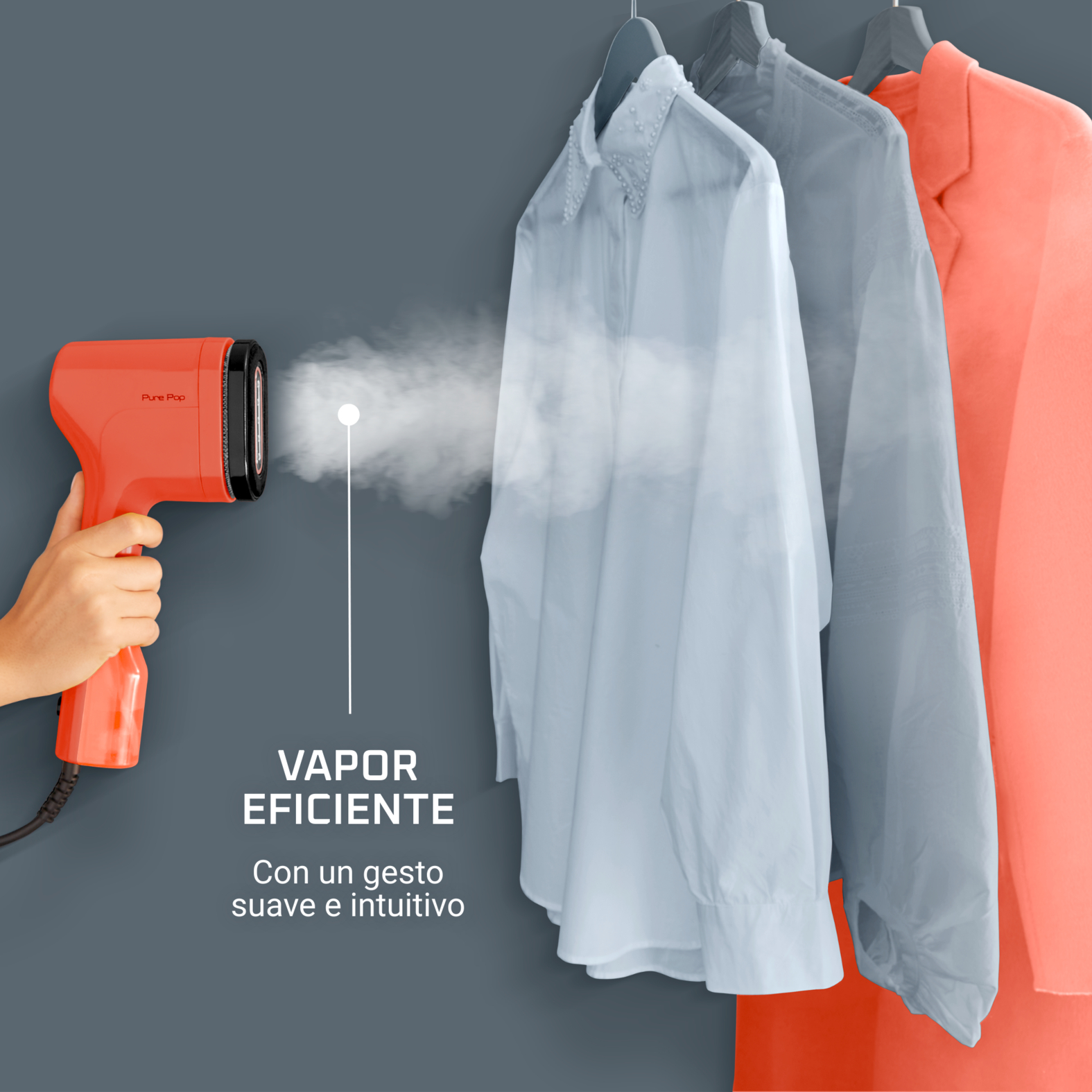 Una mano sostiene un vaporizador de tela naranja. El vapor se dirige hacia tres camisas colgantes.