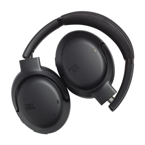 Auriculares JBL negros, plegados, vista en ángulo, con almohadillas visibles.