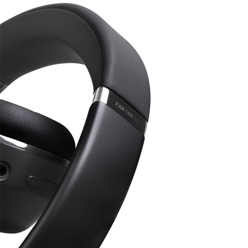Primer plano de auriculares negros con banda plateada. Palabras TOUR ONE M2 impresas en el lado.