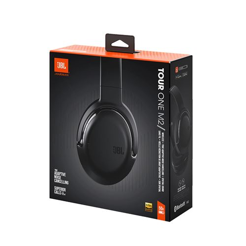 Auriculares negros en una caja. La caja es negra con texto y una imagen de los auriculares.