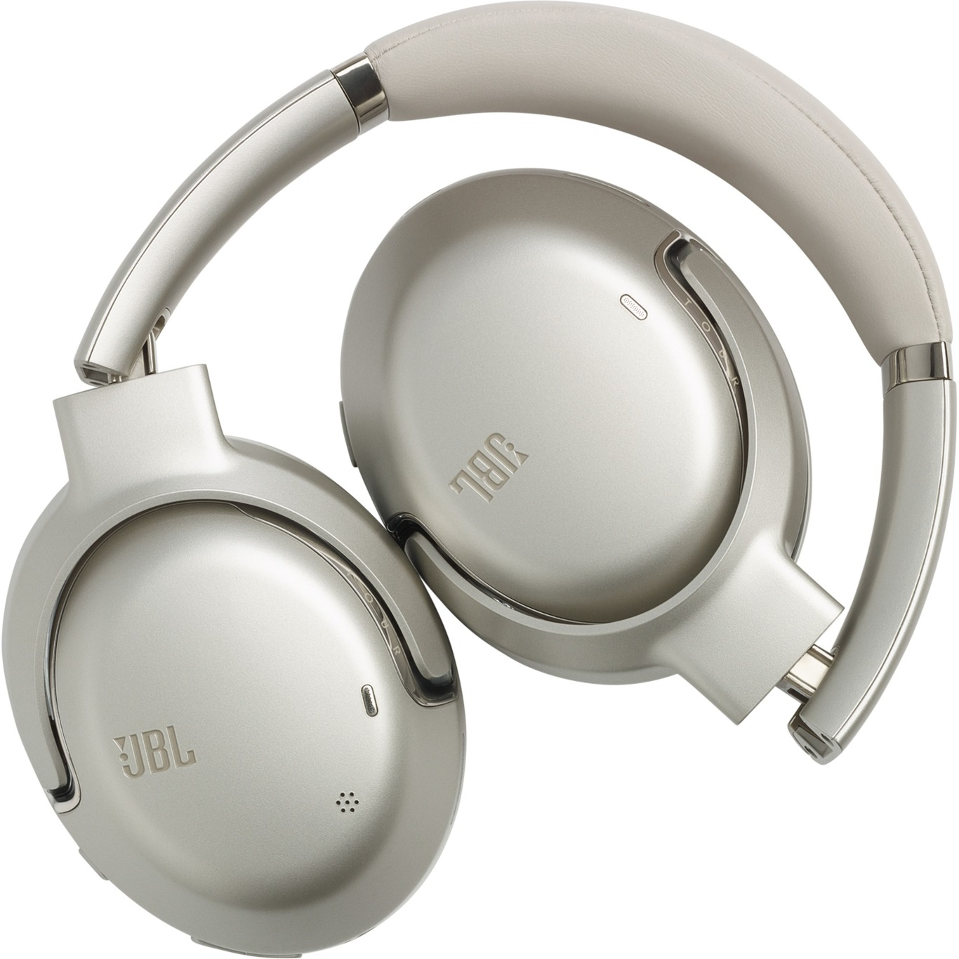 Los auriculares JBL plateados están doblados. Se ven las orejeras y la diadema sobre fondo blanco.