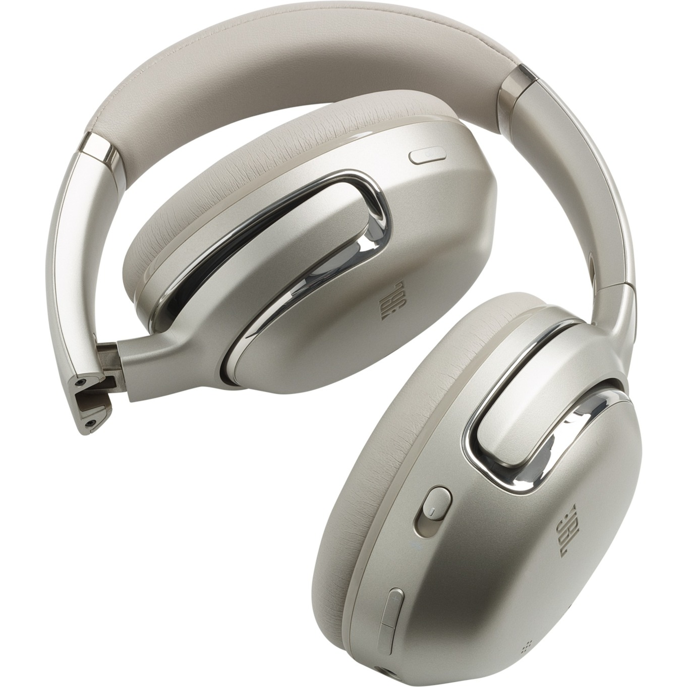 Auriculares JBL plateados, en ángulo, mostrando las orejeras y la diadema.
