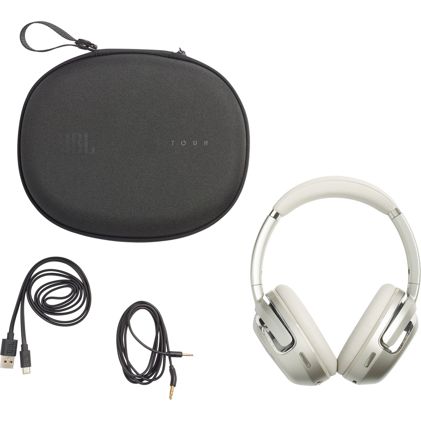 Auriculares JBL Tour, estuche, cables sobre fondo blanco.