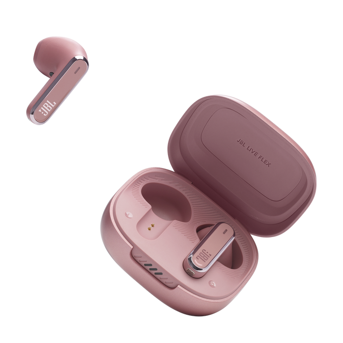 Auriculares JBL rosas y estuche de carga sobre fondo oscuro. Un auricular fuera del estuche.