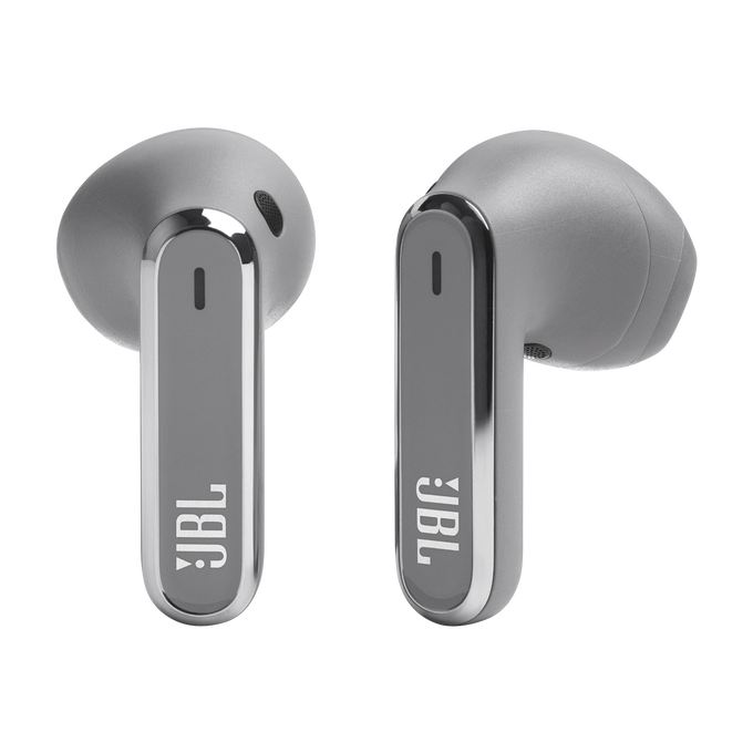 Dos auriculares JBL grises con detalles plateados, aislados sobre fondo negro.