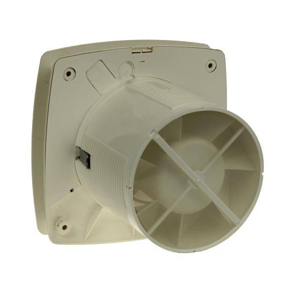 Fehér szellőző ventilátor, hátulnézet, kerek kimenettel és ráccsal.