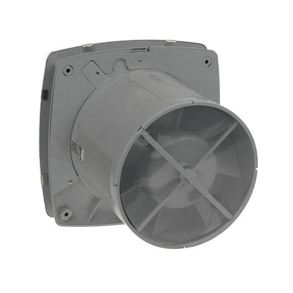 Szürke négyzet alakú ventilátor, a hátulját és a ventilátorlapát részletét mutatja. A háttér fehér.