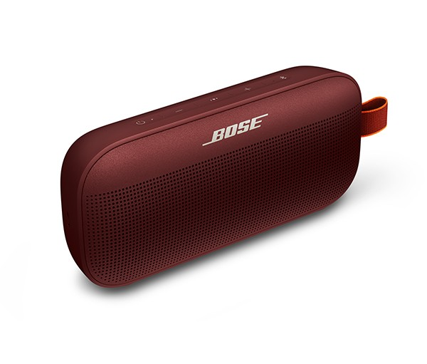Un altavoz Bose granate, vista en ángulo, con el logotipo de Bose visible.