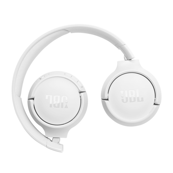 Auriculares JBL blancos, plegados, mostrando auriculares y diadema.