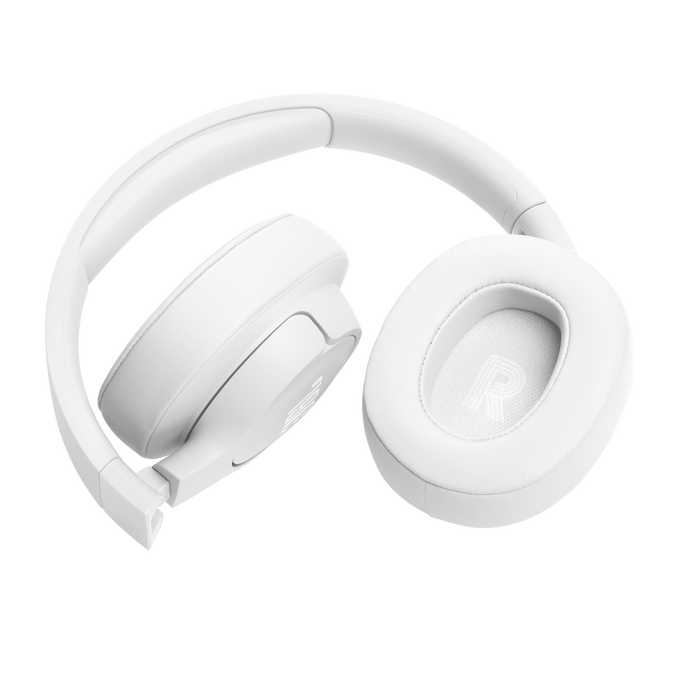 Auriculares JBL blancos. Plegados, con diadema y auriculares blancos. Fondo blanco.