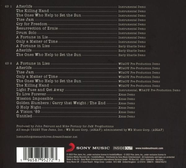Rückseite des CD-Gehäuses mit Titelliste. Text mit Titeln und Credits. Weißer Hintergrund.