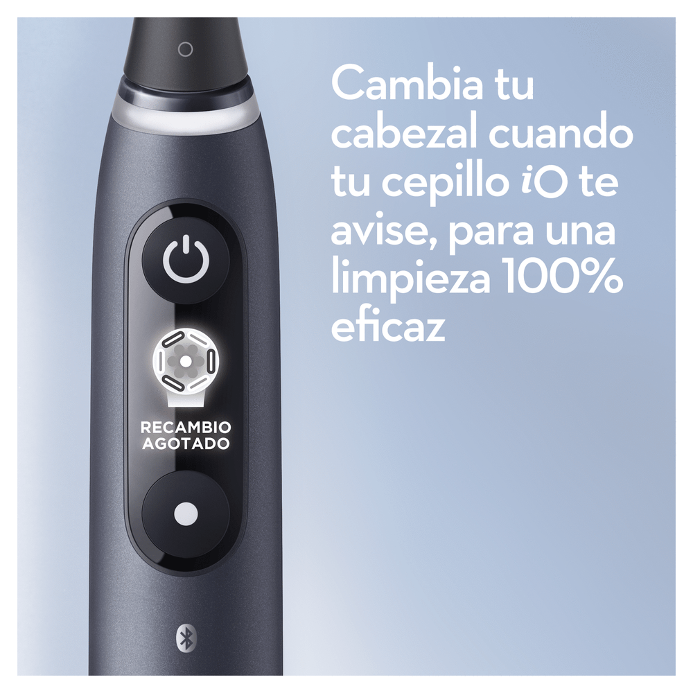 Primer plano de un cepillo de dientes eléctrico gris oscuro con botones y texto en español.