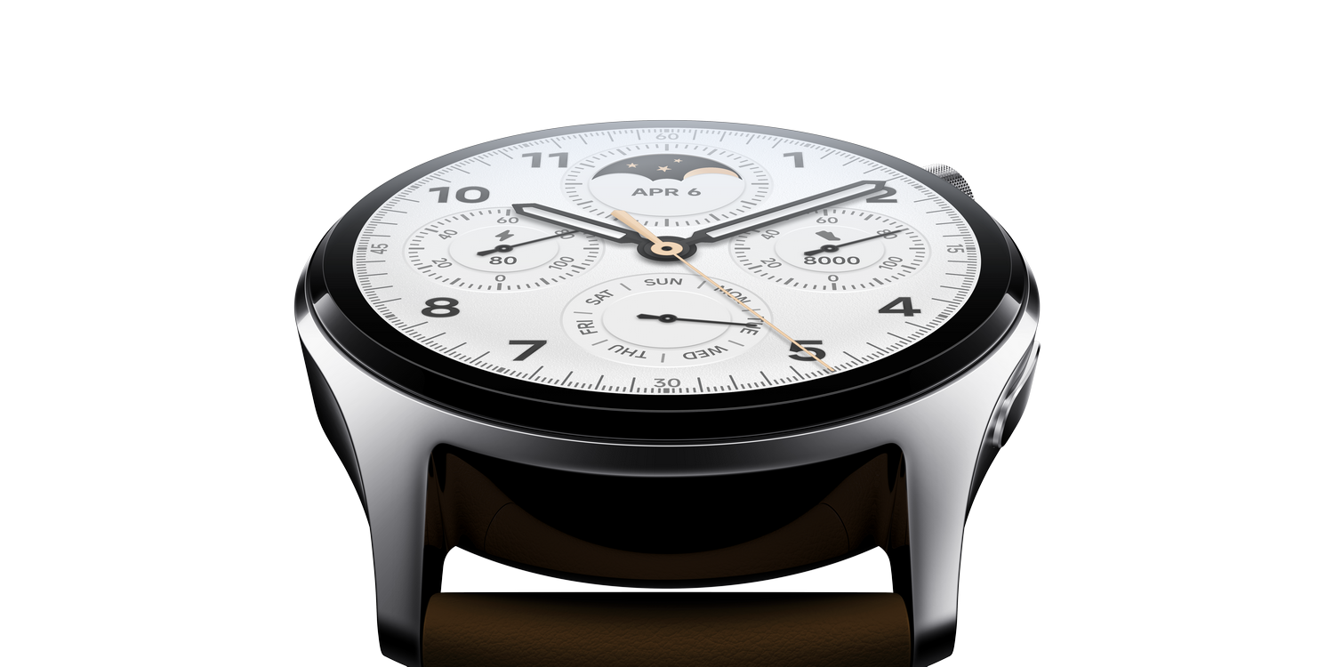 Primer plano de una esfera de reloj con múltiples subesferas y agujas, sobre fondo negro.