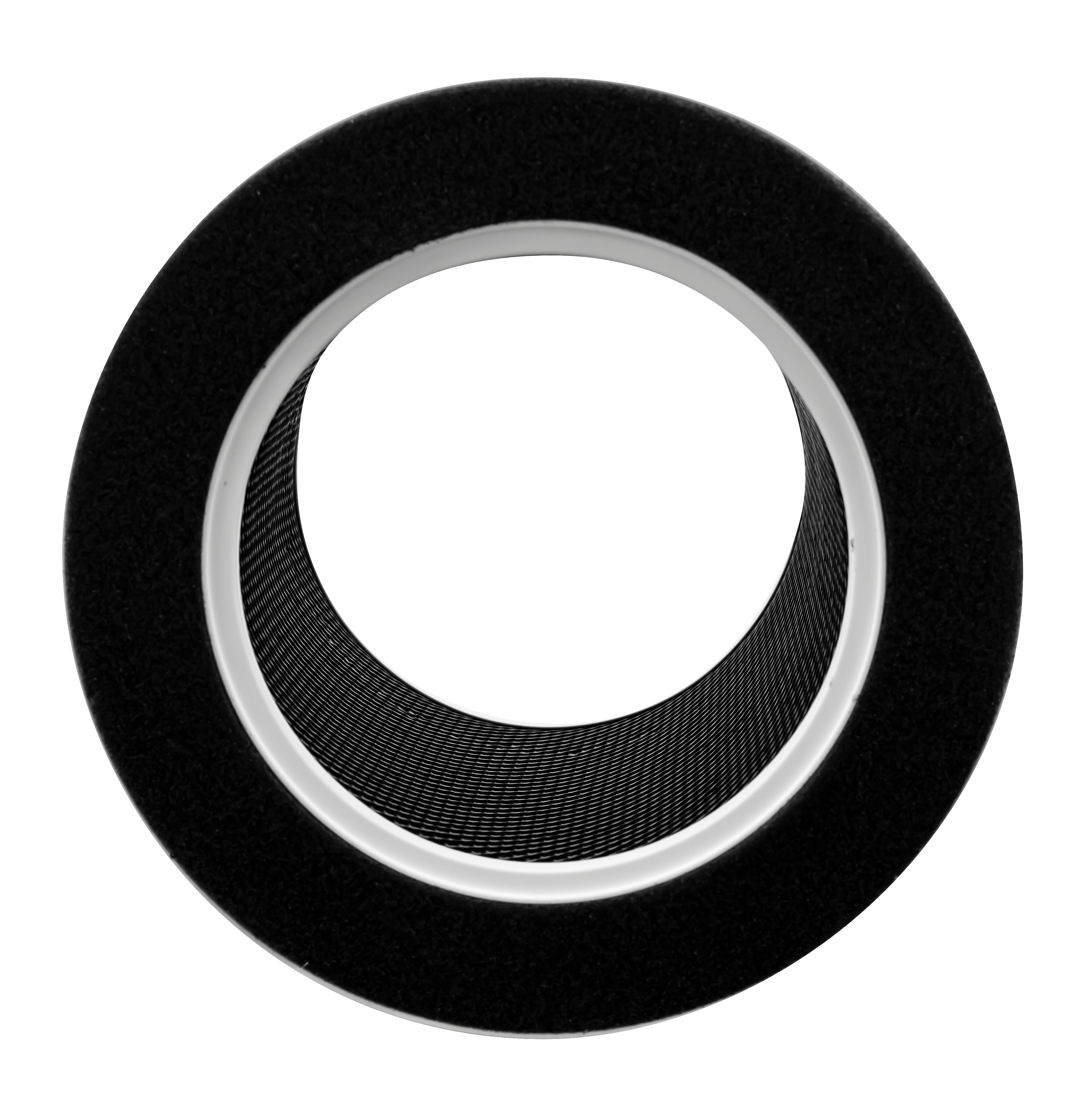 Runder schwarzer Luftfilter mit weißem Rahmen. Die Mitte ist ein graues Netzmaterial. Isoliert auf Weiß.