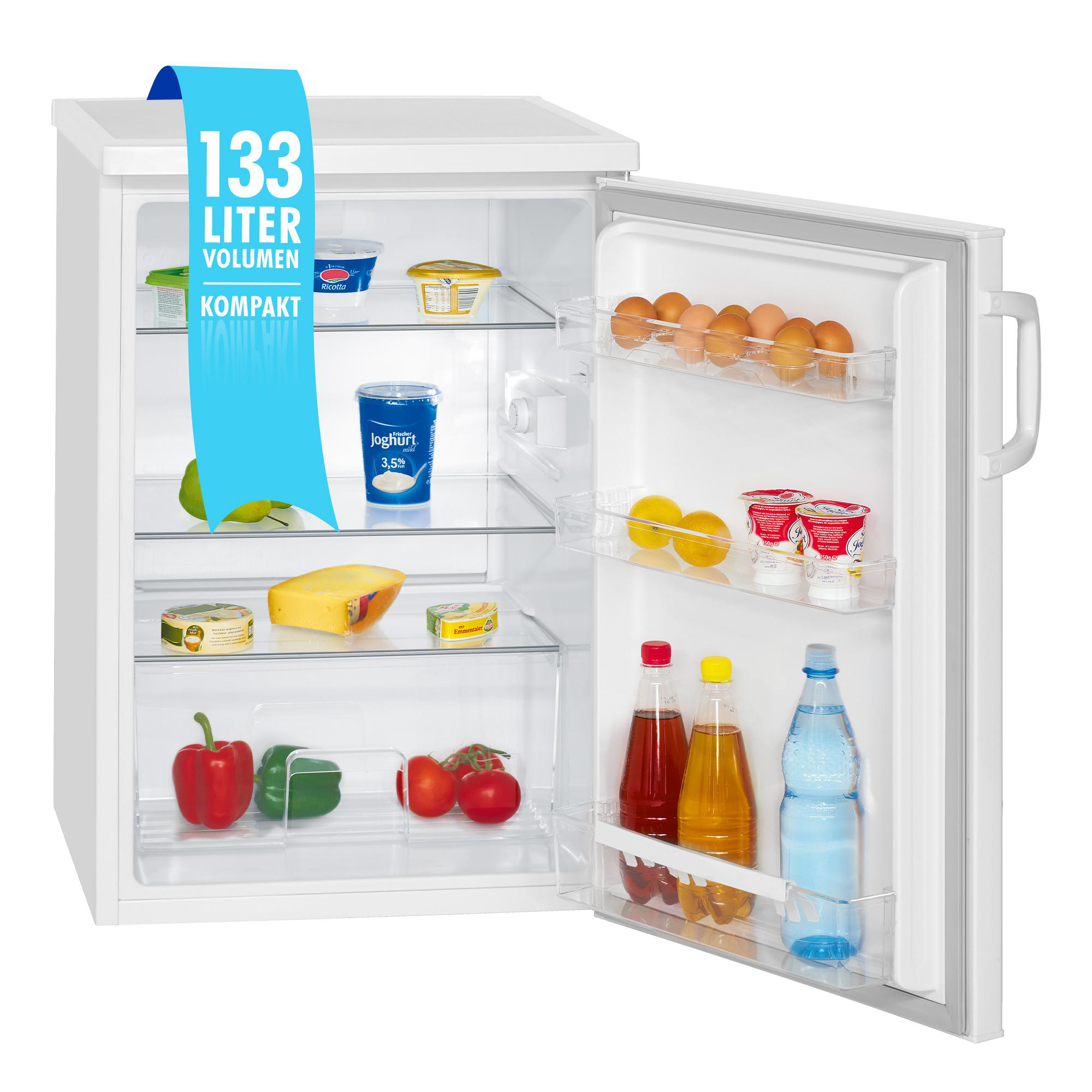 Weißer Kühlschrank mit offener Tür, verschiedene Lebensmittel sichtbar. Blaues Banner zeigt 133 Liter Volumen.