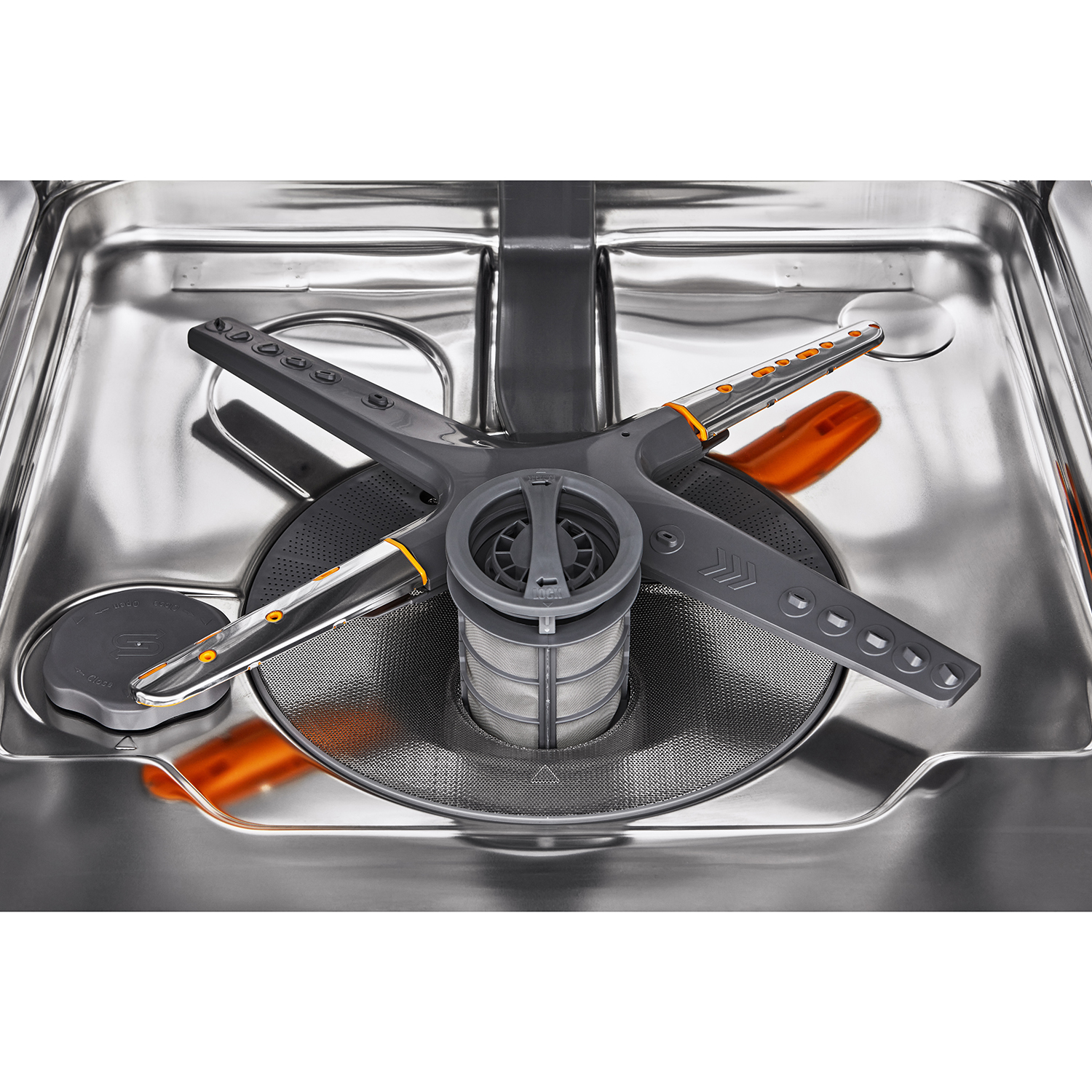 Interno lavastoviglie con braccio irroratore e filtro. Acciaio inox e arancione.