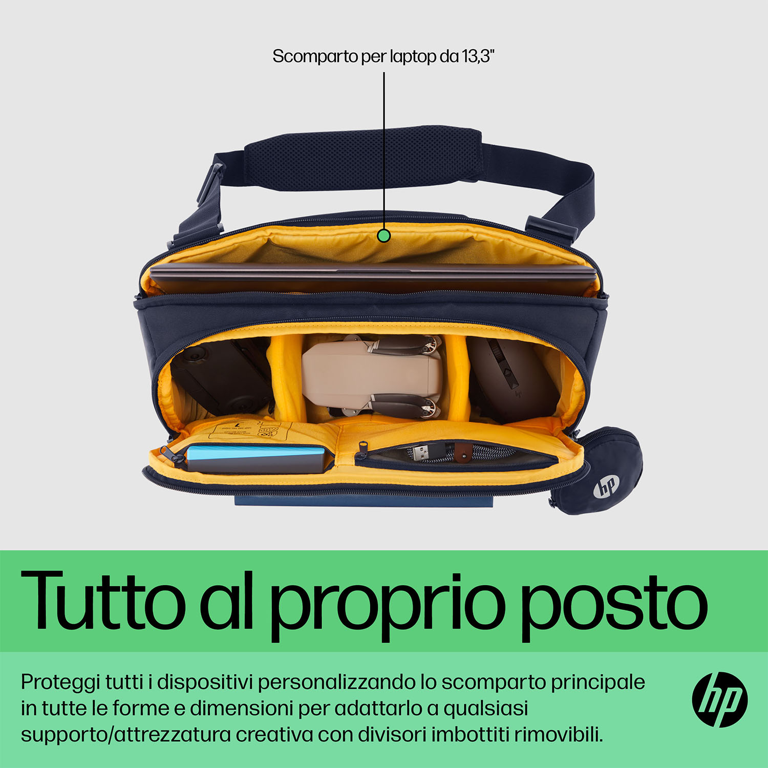 Borsa aperta blu navy e gialla con laptop, drone e accessori, con testo 'Tutto al proprio posto'.