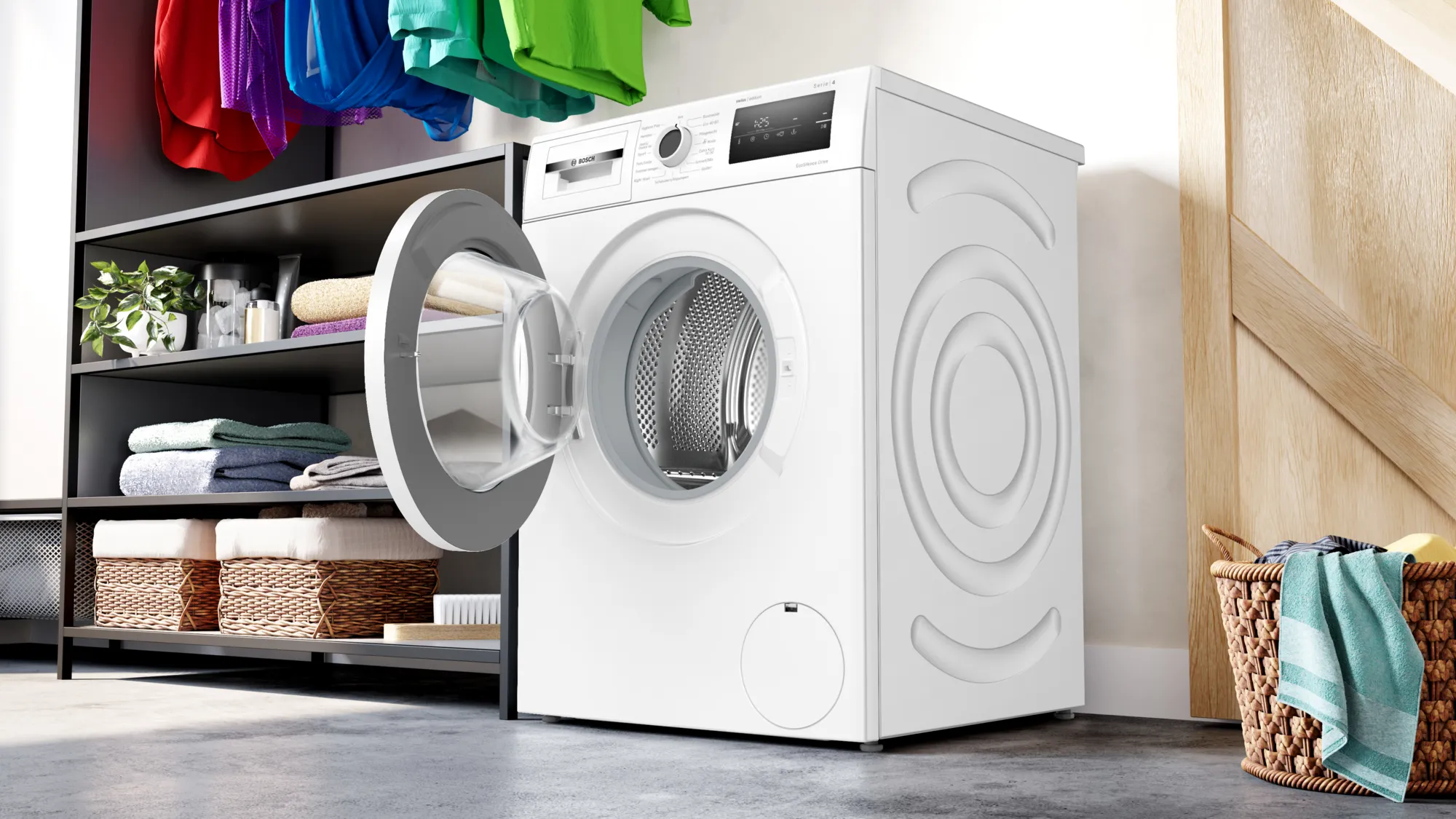 Un lave-linge blanc avec une porte ouverte. Paniers à linge et étagères avec des articles en arrière-plan.
