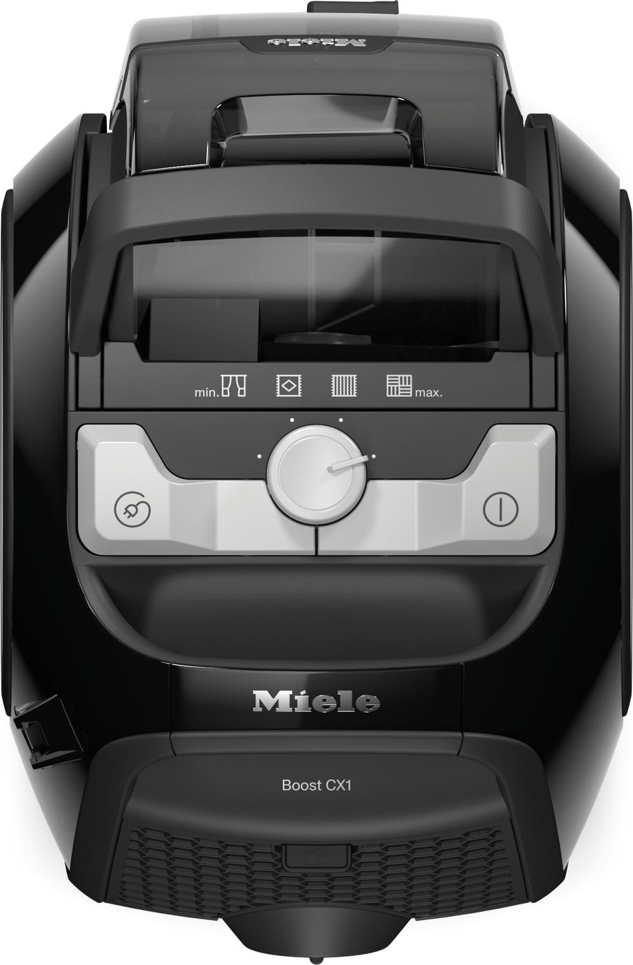 Schwarzer Staubsauger, Draufsicht. Mit Knöpfen und einem zentralen Drehregler. Miele Boost CX1 Label.