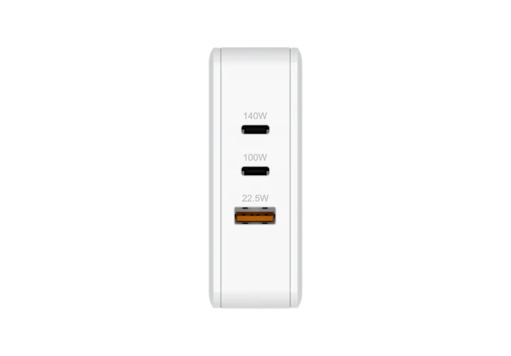 Weißes Netzteil mit drei USB-Anschlüssen, beschriftet mit 140 W, 100 W und 22,5 W, auf schwarzem Hintergrund.