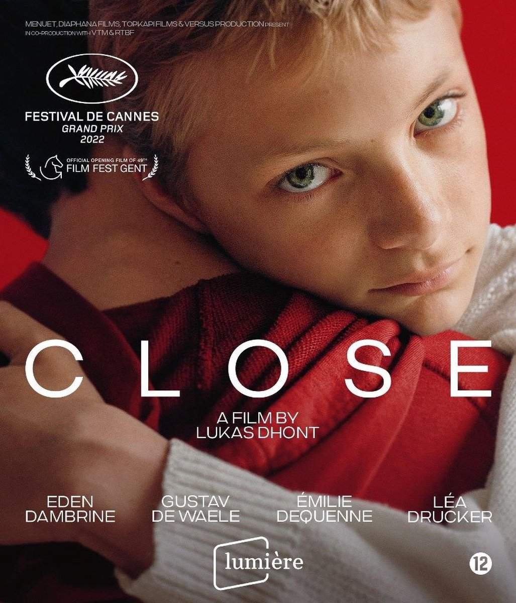 Filmposter voor 'Close'. Een jongen omhelst een ander. Tekst en logo's op een rode achtergrond.