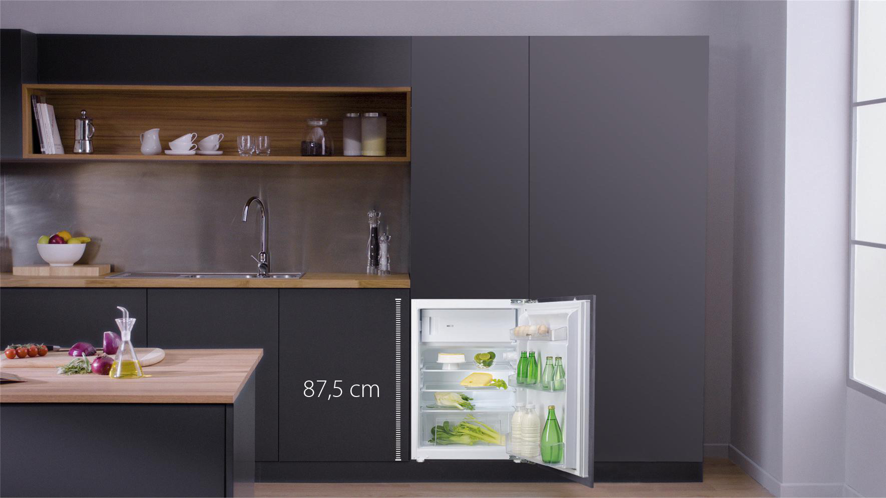 Küche mit offenem Kühlschrank, Gemüse und Arbeitsplatte.